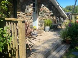 Lofthouse - secluded quirky cottage with sea views!