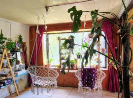 Habitación cómoda, con baño privado y estacionamiento, hotel in Temuco