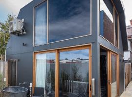 Sanctuary CBD - Hobart Retreats, Hotel in Hobart