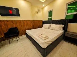 Luxury Studio Apartment Couple Friendly in Johar Town