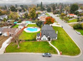Resort-Style 5-Bedroom Oasis with Pool, hotel en Bakersfield