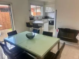 Modern Furnished Home in Altona Meadows, 20min CBD, 5min Beach