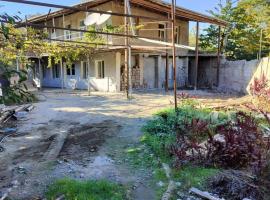 Cozy Old House Historic Village, Georgia，Dzalisi的飯店