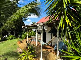 Superbe bungalow et son jardin tropical, Hotel in Les Abymes