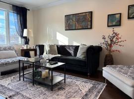 4BR Townhouse 5-Min to DIX30 20-Min to Downtown, hotel em Brossard