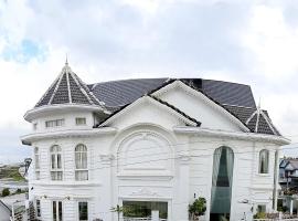 Lâu Đài Nhỏ Đà Lạt - Little Castle Dalat -3 rooms with kitchen and 7 people The BBQ Sanctuary 150, Hotel in Ấp Ða Thiên