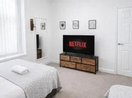 Comfortable 2BR Home - Pet-Friendly - Sleeps 8 - Parking