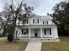 5-bedroom home in Hertford - The Penn Ave Retreat