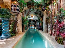 Rock House Pool & Authentic 17th-Century Home, Hotel in Goult