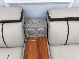 Spacious 2 Bedroom, 1 Bathroom Luxury Apartment, hotel i Brampton