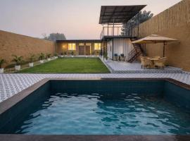 Mud Meadows - Peace and Tranquility 3br Farm, hotel a Faridabad