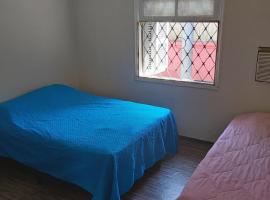 Pousada Mega - 4 Qtos Priv Andar Superior c Sala de TV Wifi - Mesa de Jantar a 200 mts da Praia - 3 a 4 Vagas de Garagem Privativa，桑托斯的飯店