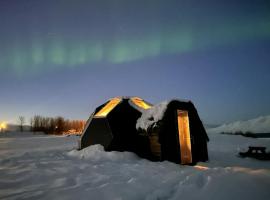 Riverside Dome cabin with skylight, hotel em Litli-Árskógssandur
