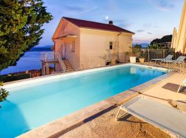 Viesnīca Holiday Home Marija with Pool & Garden & Amazing Sea View pilsētā Dramalja