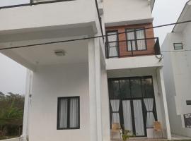 Tropical garden regency N2, khách sạn ở Sibolangit