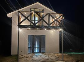 Тиша лісу, Hotel in Sambir