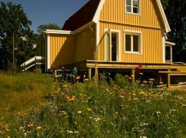 Classic Swedish Wooden House Near Sea And Forest, Hotel in Svängsta