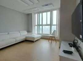 New house 2809 ,Wolgot subway station area,6 personscale 3 largerooms,2 bathrooms, 3 queen beds,Large living room and dining area,very high floor, fantastic view