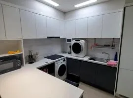 Large apartment for 4 people , 2Rooms, 1 Bathrooms, Livingroom, Diningroom in front of Gimpo pungmu subway station