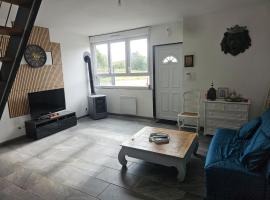 house in a farmhouse, hotel di Sains-lès-Fressin