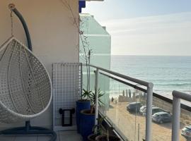 Appartement moderne avec une vue spectaculaire sur l océan, hotel in Aourir