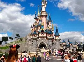 4 mn Disney 13 People 4 bedrooms 100 M2 Free Parking