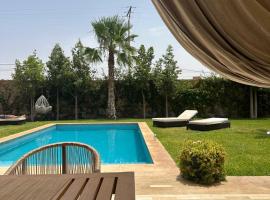 Villa à Marrakech-avec piscine privėe, hotel i Douar Soukkane