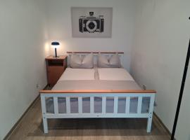 Große Stadtwohnung mit Balkon, ξενοδοχείο σε Τσβικάου