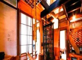 囲炉裏のある築100年の一棟貸し古民家で昔の暮らし体験