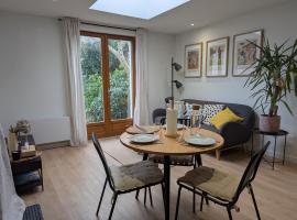 Logement Indépendant - à proximité de Lille, hotel in Lambersart