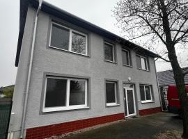 Sunny cozy room in a shared family house，沙莫林的飯店