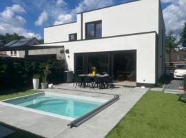 Home Terboekt, hotel with pools in Genk