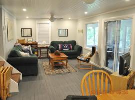 Waterfront Muskoka Cottage on Trent-Severn River, Hotel in Severn