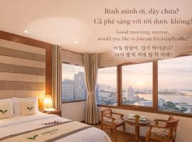 MOONLIGHT Hotel & Suites - The Best City View, Dragon Bridge view, hotel i Da Nang