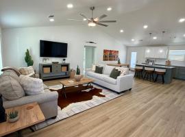 Lucky Cowboy Lodge Near WinStar - Cozy 3BR Home, hotel em Thackerville