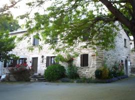 Grand gîte proche des lacs, khách sạn ở Prémian