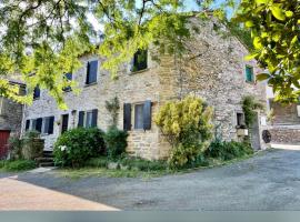 Grand gîte proche des lacs, hotel em Prémian