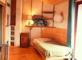 jolie chambre avec cuisine, hotel in Hasparren