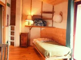 jolie chambre avec cuisine