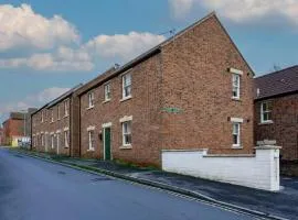 Glastonbury Centre 2 Bed with on street Parking