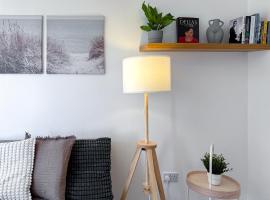 Wonderfull stays new property near Glasgow 2 bedrooms, Hotel in Dalmuir