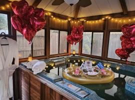 Maple House Romantic Getaway WHot Tub Near IAH, hotel in Humble