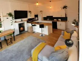 2 Bedroom 2 Bathroom Apt, Parking, Garden, SKY TV