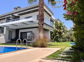 Stay in a Modern Villa with a Private Pool in Çeşme, hotel v destinaci Cesme