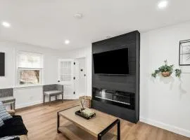 1 min to DC 8 beds sleeps 16 with yard and parking