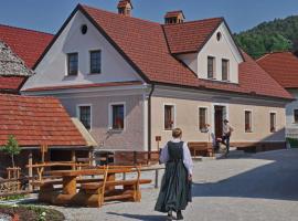Notranjska hiša - traditional country house, close to the world attraction Cerknica lake, khách sạn ở Begunje pri Cerknici