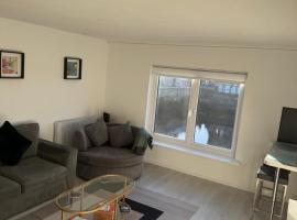 Exceptional 1 bedroom riverside 2E apartment, khách sạn ở Ayr
