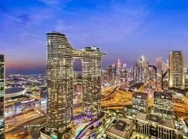 Private room in 3BR Ultra-Luxury-High-Rise Apartment next to BURJ KHALIFA, DUBAI MALL