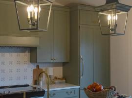 Meet Me at McFee-Live like a local in the heart of Lewes-EVCharger, готель у місті Льюїс