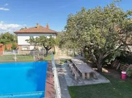 Chalet con jardín, piscina y barbacoa en Logroño